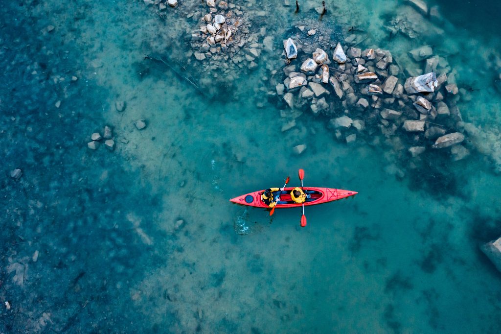 Estate ragazzi in kayak